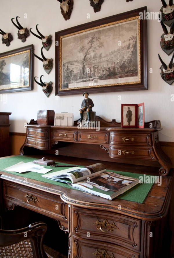 Ruang kerja dengan meja tulis ukiran